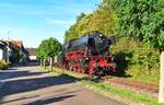 Eigentlich war das Foto in Bruchweiler anders geplant, dort vom Grünstreifen am Baum.
Durch die Verspätung des Zuges war die Sonne aber schon weiter herum und erschwerend dazu kamen noch die kurz vor Eintreffen des Zuges heranbrausenden Eisenbahnfotografen, die ihre Kisten und Leitern noch positioneren mussten.
Wieslauterbahn 05.10.2022 der Bundenthaler unter Dampf mit 23 058.