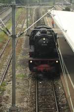 Mit 23 042 konnte man den ganzen Tag Fhrerstandsmitfahrten wagen. Die diesjhrige Motto-Lok tat ihr Bestes... (Gppingen, 19.09.09).