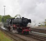 Die 23 042 pendelte zur Freude vieler Kinder, die so einmal auf der Dampflok mitfahren konnten, zwischen Bahnhof Frankenberg(Eder) und Stellwerk hin und her. Aufgenommen am 23.10.2010.