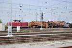 Ein Lokzug, bestimmt fr das Sddeutsche Eisenbahnmuseum in Heilbronn, steht am 5.5.2006 gegen 14.45 Uhr kurz im Bahnhof von Heilbronn um anschlieend auf das Museumsgelnde im ehemaligen Bahnbetriebeswerk Bckingen zu fahren. Bei der Zuglok handelt es sich um die V 100 1041 der NeSA, angehngt ist die 86 457 und die 23 105, beide ausgebrannt aus dem Bestand des DB-Museums Nrnberg. Die Loks sollen in Heilbronn aufgearbeitet werden.