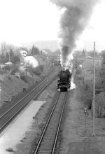 Scheinanfahrt von 23 105 mit einem Sonderzug von Stuttgart zur Schiefen Ebene bei Neuenmarkt-Wirsberg im Bahnhof Oppenweiler (Murrbahn / KBS 785) am 02.05.1982. Am Schluss des Zuges V 200 002.