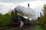 In Essen Horst zieht die 38 2267 den Pendelsonderzug an der alten Fabrik vorbei.