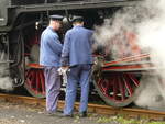 20.09.2008, Langweilig wird's den Aktiven nie! Das Dampflokmuseum Neuenmarkt- Wirsberg veranstaltete das Dampf-Festival 2008 unter dem Motto  160 Jahre Schiefe Ebene . Das Personal der P8 638.1301 der ÖGEG bei der Triebwerkskontrolle.