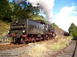 P8  2455  in Lnderbahnlackierung, verlsst gerade mit 9 bar Schieberkastendruck, das BW Gelnde in Richtung des Bf Dieringhausen 07.10.2006.