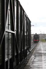 Am 23.08.2014 setzt sich 38 1301 im Bahnhof Nördlingen bei strömendem Regen vor ihren Zug.