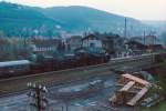 38 1182 und 52 8147-2 durchfahren mit einen Sonderzug den Bahnhof von Wasungen (1988) .