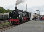 Die 38 2267 ist mit ihrem Sonderzug im Bahnhof des Eisenbahnmuseums Bochum Dahlhausen eingetroffen, und wird anschlieend mit der 01 1066 tauschen.