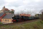 38 3101 mit Reisezug am 15.04.2011 unterhalb der Nabburger Altstadt