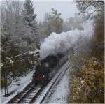 Die Preuische P 8 oder BR 38 richtung Eutingen im Gu. Dort kann sie im Gleisdreieck umdrehen. Im hintergrund sieht man die Kapellenkirche in Rottweil. Oktober 2012.