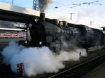 P8 2455 im Bahnhof Wrzburg am 03.12.2006, Abfahrt mit anstndig Dampf.