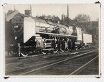 39 099 - 1932 Berlin Anhalter Bahnhof (morgens um 5 Uhr). An der Maschine: Herbert Zimmermann.

Die Dampfloks wurden über Nacht unter Dampf gehalten, da ein Wiederanfahren des Kessels von Lufttemperatur aus viel zu lange gedauert hätte. Zudem beansprucht regelmäßiges  Kaltstarten  den Kessel enorm (Spannungen im Material - Problem bei Museumsdampfloks heute).
(Fotograf: unbekannt - vermutlich Kollege)