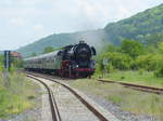 Die 41 1144-9 der IGE Werrabahn-Eisenach mit dem Leerpark des  Rotkäppchen-Express I  am 21.05.2017 in Laucha (Unstrut). Auf der Fahrt von Freyburg in die Abstellung nach Karsdorf bestand im Rahmen des vom Finnebahnverein organsierten Bahnhofsfest in Laucha eine Mitfahrt im Zug. (Bild ist vom offenen BÜ am Bahnsteig aus fotografiert wurden.)