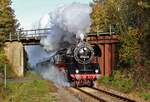 41 1144-9 mit dem Elstertal Express ist hier am 16.10.21 in Wünschendorf/Elster zu sehen.