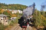 41 1144-9 mit dem Elstertal Express ist hier am 10.10.21 in Greiz bei der Ausfahrt zu sehen.