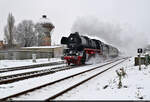 Als Sonderzug zum Wernigeröder Weihnachtsmarkt dampfte 41 1144-9 (41 144 | 90 80 4111 144-8 D-IGEW) am Wasserturm in Aschersleben der Harzstadt entgegen.