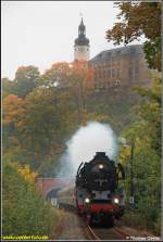 Elstertalexpress 2008: Im noch morgendlich vernebelten Greiz rollt am 27.09.08 41 1144 mit ihrem Reisezug nach Cheb vor der Kulisse des Schlosses in den Bahnhof ein.