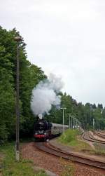 41 1144 zieht DPE95987 Gera - Eger am 21.5.011 aus dem Bahnhof Bad Brambach nach Zugkreuzung mit der Vogtlandbahn. Der Zug war unterwegs zum 950-jhrigen Stadtjubilum der Stadt Eger/Cheb.



 
