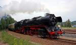 41 1144 zieht DPE95987 Gera - Eger am 21.5.011 aus dem Bahnhof Bad Brambach nach Zugkreuzung mit der Vogtlandbahn. Der Zug war unterwegs zum 950-jhrigen Stadtjubilum der Stadt Eger/Cheb.