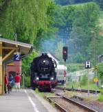 Rückfahrt aus Cheb.

Nach dem Treffen von 4 Dampfzügen in Cheb war 41 1144-9 am Abend auf dem Rückweg nach Gera. Wir waren schon etwas früher mit der Vogtlandbahn aus Cheb eingetroffen, sodass wir die Einfahrt des Sonderzuges in Weischlitz ablichten konnten.
In Weischlitz im Vogtland gab es dann einen kurzen Halt bevor es über die Elstertalbahn nach Gera weiter ging.

21 Mai 2011