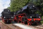 Whrend 52 8195 der Frnkischen Museumseisenbahn am 07.09.2013 gerade ins Dampflokwerk eingefahren ist und langsam zum Wasserfassen rollt , nimmt rechts daneben 41 1144 der IG Werratalbahn leise vor sich hinfauchend gerade ein  Sonnenbad ! Gesehen im Rahmen der XIX. Dampfloktage im DLW Meiningen.