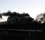 Am 28.09.13 fuhr der Elstertal-Express mit 41 1144 wieder von Gera nach Cheb und zurück. Hier zusehen in Gera Liebschwitz bei der Rückfahrt. Die Brücke kann nur mit Schrittgeschwindigkeit befahren werden.