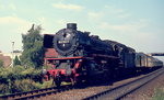 Am 31.08.1974 rollt die 042 024-0 mit ihrem Eilzug dem nur noch wenige hundert Meter entfernten Bahnhof Rheine entgegen