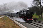 Die im Bahnpark Augsburg stationierte ölgefeuerte Dampflok 41 018 der Dampflok Gesellschaft München e. V. kurz nach Übersee im Chiemgau am 18.03.17 Sie befördert den Dampfzug  Wilder Kaiser  über Salzburg nach Kitzbühel.
