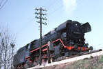 Im Bahnhof Bernterode an der (damals ehemaligen) Halle - Kasseler Eisenbahn gelegen, rangiert am 10. April 1976 die ölgefeuerte Dampflok 44 0177 der DR. Die Halle - Kasseler Eisenbahn endete zu dieser Zeit in Arenshausen, an der innerdeutschen Grenze. Ich war auf Besuch bei Verwandten in Bernterode. Etwa zur Mittagszeit hörte man das tiefe Pfeifen der Dampflok, so machte ich mich auf den Weg zum Bahnhof. Ich mußte mich sehr beeilen, so ist das Original ziemlich verdreht. Man Möge mir daher den angeschnittenen Tender verzeihen. Bernterode, damalige DDR, 10. April 1976