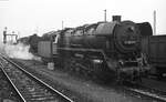 44 0280-6 (Borsig 15266/1942) und 44 0393-7 (Schichau 3585/1943) im Oktober 1980 am Wasserkran im Bahnhof Saalfeld. Die 44 0380-6 war bis zum 31.01.1982 in Saafeld beheimatet und wurde dann nach Rostock abgegeben, am 26.09.1986 wurde sie ausgemustert. 44 0393-7 befand sich bis 26.12.1982 in Saafeld und kam noch bis zum 17.05.1989 als Heizlok nach Elsterwerda.