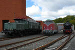 Mitte April 2024 standen im Eingangsbereich des Eisenbahnmuseums in Bochum diese drei Lokomotiven als Vertreter der drei gängigsten Antriebsarten Elektro (E94 080, 1943), Diesel (V 200 017, 1957) und Dampf (044 377-0, 1942).