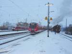 Am 09.12.2012 wartet 44 2546-8 bei heftigstem Schneefall im Bahnhof Gunzenhausen schn geschmckt, dass die Planzge weg sind und sie ihren Zug fr die Rckfahrt nach Nrdlingen umsetzen kann.