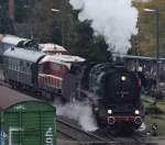 25.10.14 / die 44 1486-8 macht sich mit der Diesellok  T4350554  und einem DR-Reko-Wagen auf den Rückweg nach Staßfurt