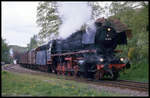 44404 am 28.4.1990 vor einem Güterzug auf der Teutoburger Wald Eisenbahn im Bahnhof Brochterbeck.