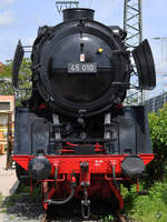 Frontalansicht der Dampflokomotive 45 010, welche 1941 bei Henschel gebaut wurde. (DB-Museum Nürnberg, Juni 2019)