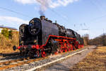 Im Rahmen des Bahnhofsfestes am 24.03.2018 in Treysa, boten die zugehrigen Eisenbahnfreunde zwei Pendelfahrten mit der angemieteten Meininger 50 3501 nach Stadtallendorf an. Hier ist die Maschine bei der zweiten Fahrt am Nachmittag beim Umsetzen in Stadtallendorf zu sehen.