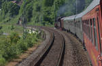 Wenig ins Zeug, aber deutlich in die Kurve legt sich hier 50 3648-8 im Elbtal vor 
Königsstein. Sonderzug Karel nach Roudnice. 27.05.2017 09:26 Uhr.