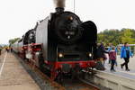 50 380 mit dem Meininger Sonderzug nach Arnstadt hat am Vormittag des 07.10.2017 den Bahnhof Schmalkalden erreicht, wo ein gut einstündiger betriebsbedingter Halt eingelegt wird. Viel Zeit für die Fotografen ihrem Hobby zu fröhnen. ;-)