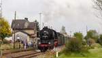 Ein Dampfsonderzug nach Friedberg bei seinem Zwischenhalt in Beienheim. Aufgenommen am 3.10.2017 12:40