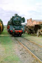 50 3501 im RAW Meiningen anllich der Dampfloktage am 1. 9. 2002, rechts Fahrwerk einer in Bearbeitung befindlichen Lokomotive