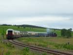 Der Rheingold mit 50 3648 auf der Rckfahrt richtung Schwazenberg bei der Ausfahrt aus dem Bahnhof Scheibenberg. Rechts ist das Planum der ehemaligen Strecke nch Zwnitz zu erkennen.