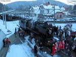 04.12.2010: Der Nikolaussonderzug hat seinen Zielbahnhof in Bad Herrenalb erreicht. Die Lok wurde nun zum Wasserfassen abgekuppelt.