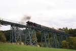 50 3616-5 passiert am 06.10.2012 das Markersbacher Viadukt. Auch bei diesem Bild hat sich die Sonne wieder hinter einer groen Wolke verzogen.
