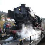 Die 50 2740 wurde 1942 bei Henschel in Kassel gebaut. Sie verblieb 1945 bei der Deutschen Reichsbahn in der DDR und war bis Mitte der 1980er Jahre im Einsatz, danach diente sie als Heizlok in Chemnitz. 1988 erwarb sie ein Privatmann, lie sie in die BRD ausfhrend und bergab sie zum Betrieb an die Ulmer Eisenbahnfreunde (UEF). Hier zu sehen am 05.04.2010 auf der Drehscheibe des Bw Gerolstein.