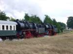 Sonntag 3. September 2006, Terug naat Toen (Zurck nach Damals).
Die Schwesterloks 50-3654 und 50-3564 der VSM bei Lieren ziehen die letzte Zug zum Bahnhof Beekbergen