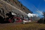 Die Dampflokomotiven 50 3673 / 01 202 / 01 1066-7 fahren in Dreifachtraktion mit einem Sonderzug aus Erstfeld kommend bis Wohlen bei Sisikon vorüber,Bild vom 6.3.2015