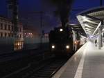 50 3501 fährt mit viel Dampf mit einem Sonderzug aus Weimar-Hbf nach Meiningen 
bei der Ausfahrt von Erfurt-Hbf.
Aufgenommen vom Bahnsteig 1 in Erfurt-Hbf.
Am Abend vom 5.12.2015.