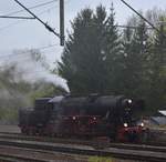 52 4867 stand am 22.4.17 bei Nieselregen in Au/Sieg und wartet auf ihren Sonderzug aus Richtung Köln.