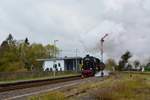 Nein hier steht keine Katastrophe bevor. Die Dignale in Rotenhain stehen schon seit Jahren in beiden Fahrtrichtungen auf Fahrt denn der ehemalige Bahnhof wurde vor Jahren zum Haltepunkt degradiert. Statt die Signale auszukreuzen entschied man sich einfach sie auf Fahrt zu stellen was solche witzigen Effekte gibt. Hier schnauft 52 4867 durch Rotenhain gen Limburg.

Rotenhain 22.04.2017