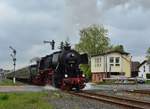 In Staffel kurz vor Limburg wurde der Sonderzug geteilt da dieser dort zu lang für die Bahnsteige war und so in 2 Teilen an die Bahnsteige gefahren wurde. Hier dampft der erste Teil des Sonderzuges mit 52 4867 Richtung Limburg. Das Bild wurde hinter dem Bahnübergang von einem Parkplatz aus gemacht.

Staffel 22.04.2017