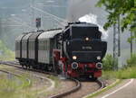 Dampflok  52 7596, mit Waggon,  Ansicht vom Tender aus fährt gerade  im  Bahnhof  Titisee-Neustadt  ein. Daten: Gewicht  Lok .u. Tender 130 t, Wasser 30 m³, Kohle 10 t. Am 18.06.2017